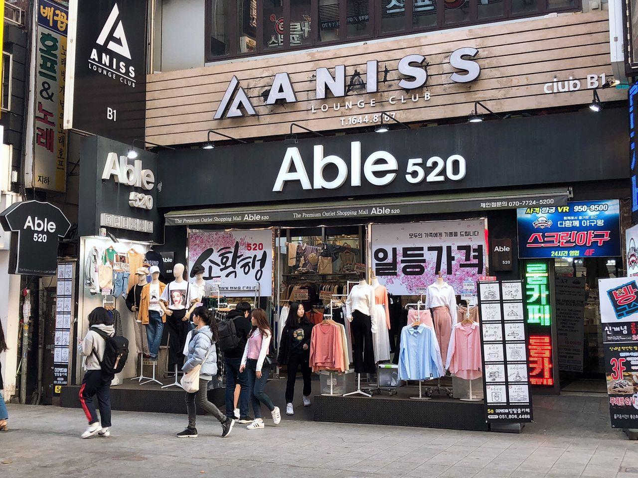 釜山西面购物商圈的Able 520服装店，模特展示春季时装。